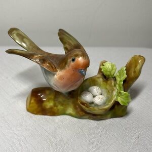 CROWN STAFFORDSHIRE J.T. JONES Robin and its Nest. FINE BONE CHINA FIGURINE